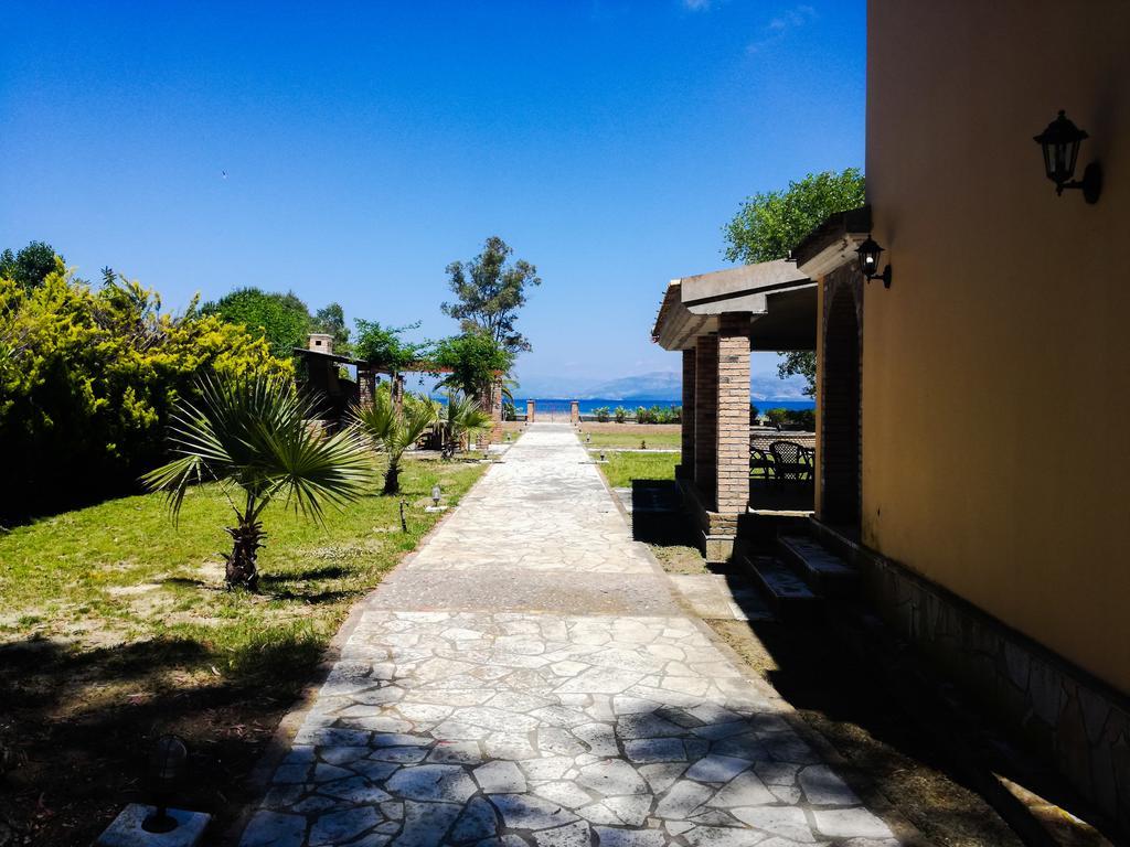 Antonia Beachfront Villa Лефкими Екстериор снимка